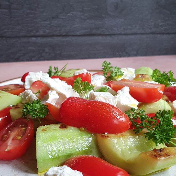 Salat med grillet agurk, tomat og feta - skøn salat til grillmad