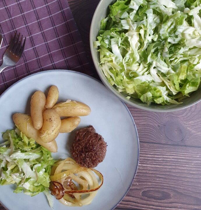 Hakkebøf med bløde løg, aspargeskartofler og salat med mormor dressing