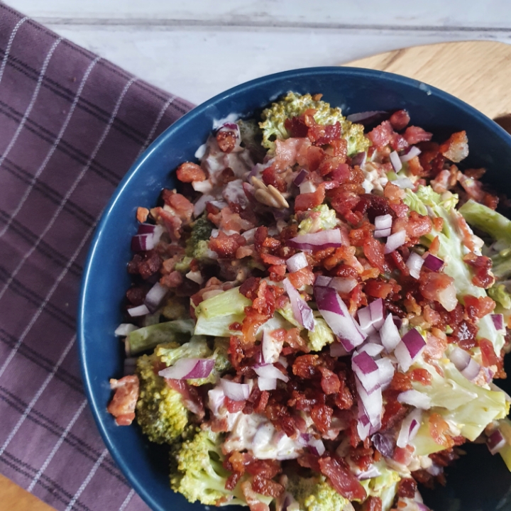 Broccoli salat med bacon, ovnkartofler og pikant kylling.