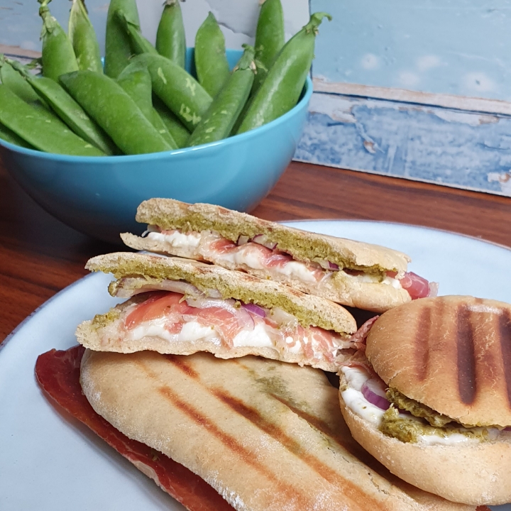 Panini med serranoskinke, grøn pesto, mozzerellaost og rødløg (opskrift med serranoskinke)