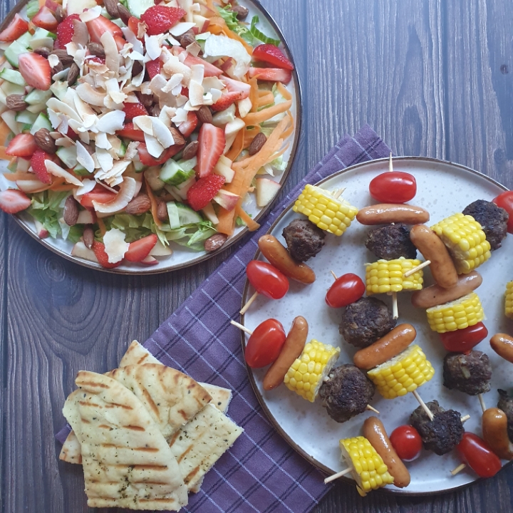 Grillspyd med kødboller, grøntsager og pølser - serveret med blandet salat