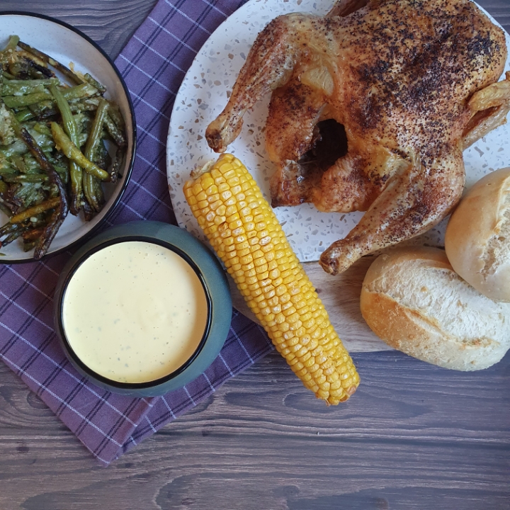 Hel kylling i ovn (helstegt kylling), bønnefritter i ovn med parmesan og majskolber i ovnen