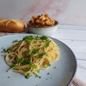 Hvidløg og honning marineret kylling serveret med pasta med hvidløg