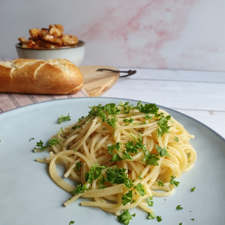 Hvidløg og honning marineret kylling serveret med pasta med hvidløg