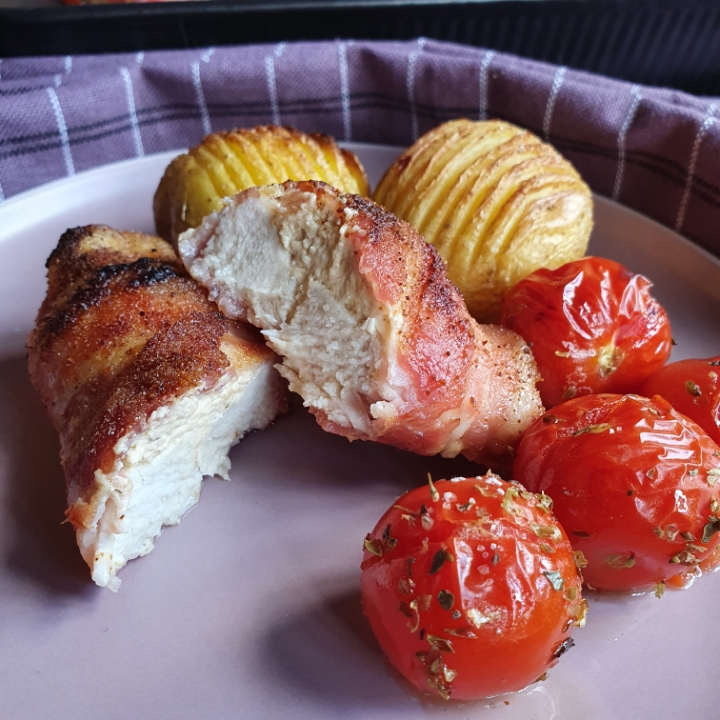 One pot med pikant kylling og hasselback kartofler i ovn + ovnbagte tomater