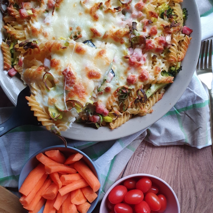 Skinke, broccoli og porre tærte med pasta