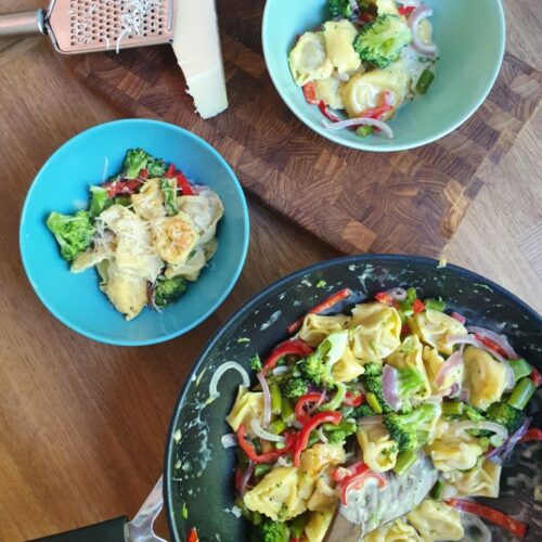 Tortellini pasta i flødesovs med grøntsager Hashtagmor