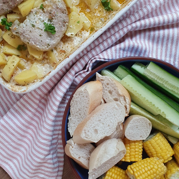 Koteletter i ovn - ovnstegte svine koteletter med kartofler og flødesovs.