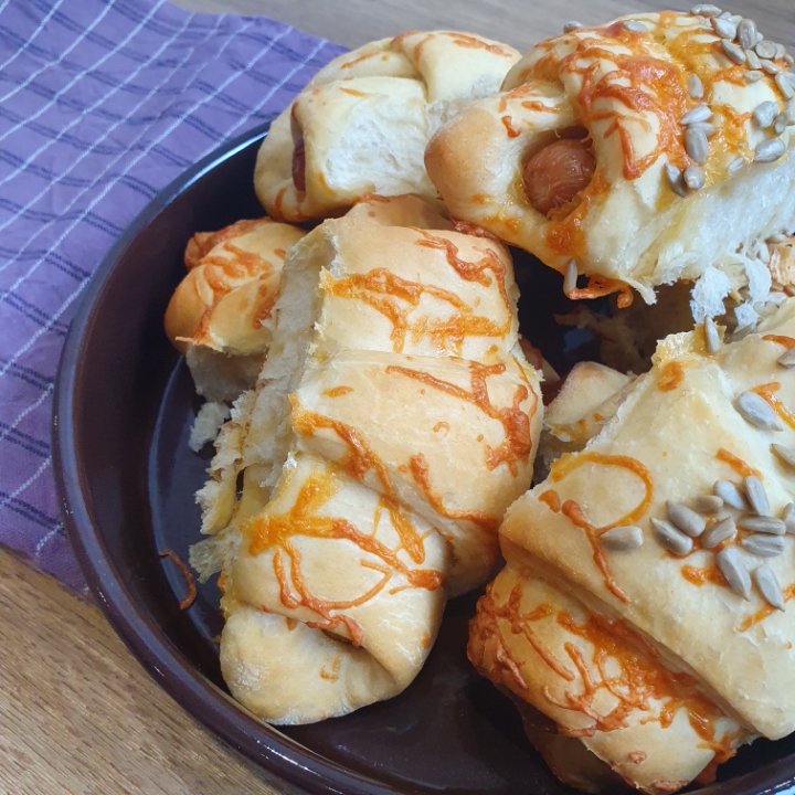Pølsehorn med ost og solsikkekerner - opskrift på hjemmelavede pølsehorn