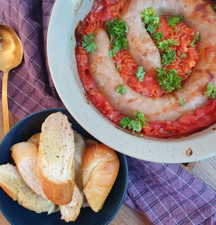 Pasta i ovn med tomatsovs og medisterpølse i ovn – bagt pastafad