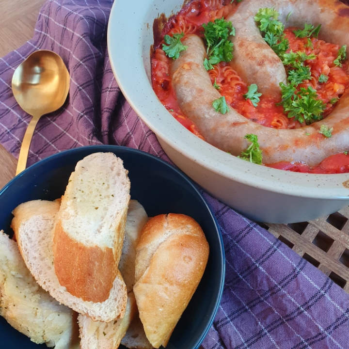 Pasta i ovn med tomatsovs og medisterpølse i ovn - bagt pastafad