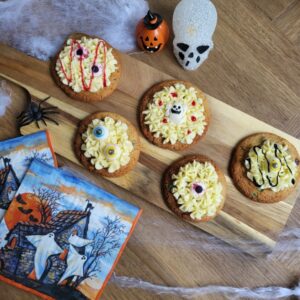 Cookies med smarties og smørcreme - nem halloween kage