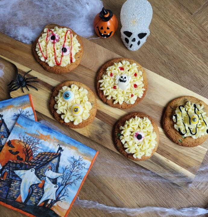 Cookies med smarties og smørcreme – nem halloween kage