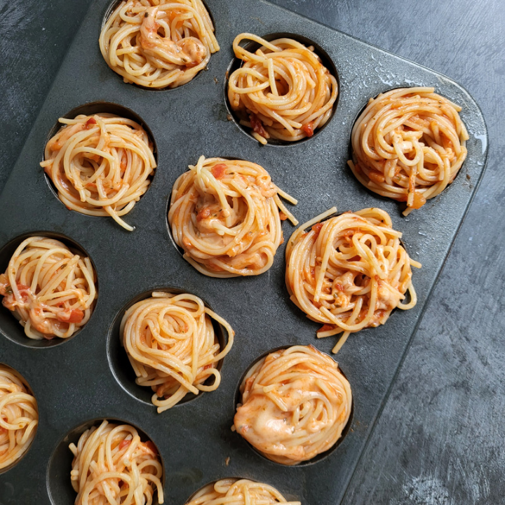 Bagte spaghetti muffins og hvidløgsbrød med ost