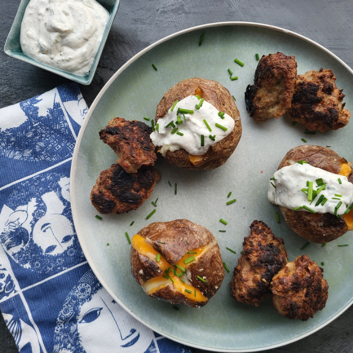 Airfryer bagte kartofler med ost og hjemmelavet creme fraiche dressing med persille