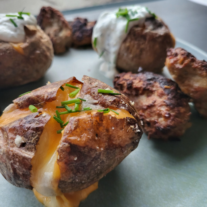Airfryer bagte kartofler med ost og hjemmelavet creme fraiche dressing med persille
