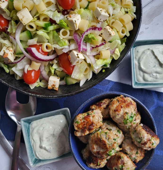 Græsk pastasalat med feta og kylling kødboller