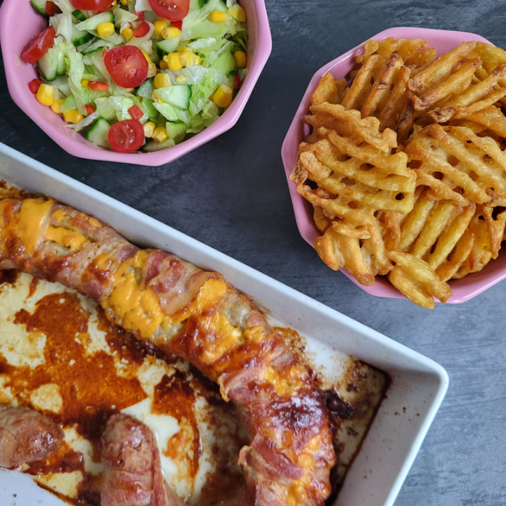 Oste fyldt medister i ovn med pommes fritter og salat