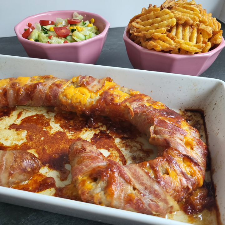 Oste fyldt medister i ovn med pommes fritter og salat