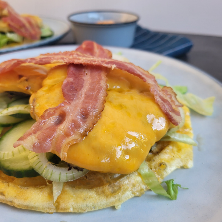 Chaffler eller chaffles - opskrift på keto vafler med burger fyld