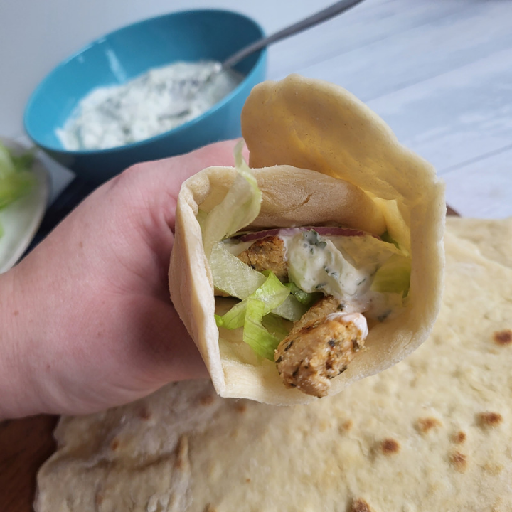 Nemme pandebrød uden gær med fyld af kylling gyros og tzatziki