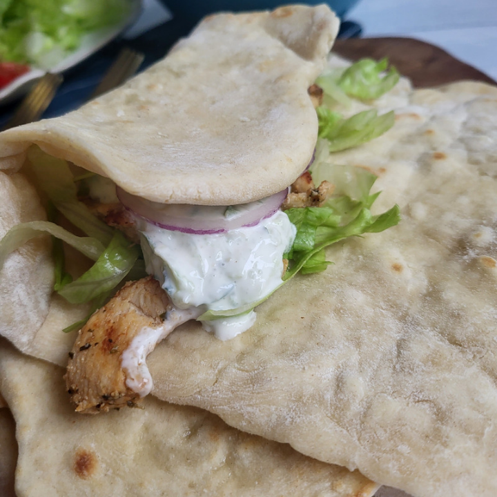 Nemme pandebrød uden gær med fyld af kylling gyros og tzatziki