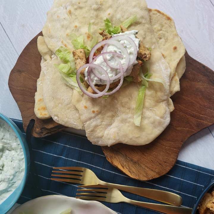 Nemme pandebrød uden gær med fyld af kylling gyros og tzatziki