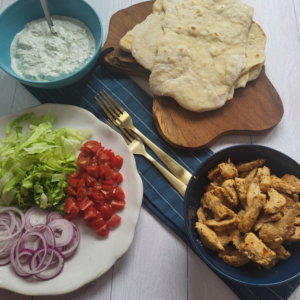 Nemme pandebrød uden gær med fyld af kylling gyros og tzatziki