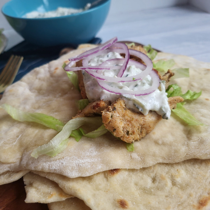 Nemme pandebrød uden gær med fyld af kylling gyros og tzatziki