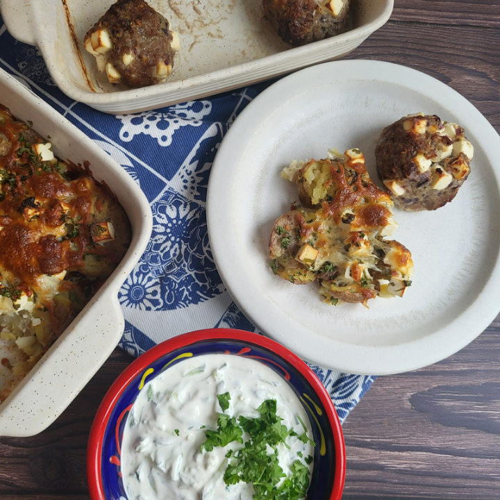 Græsk farsbrød med feta og knuste kartofler med feta, hvidløg og persille