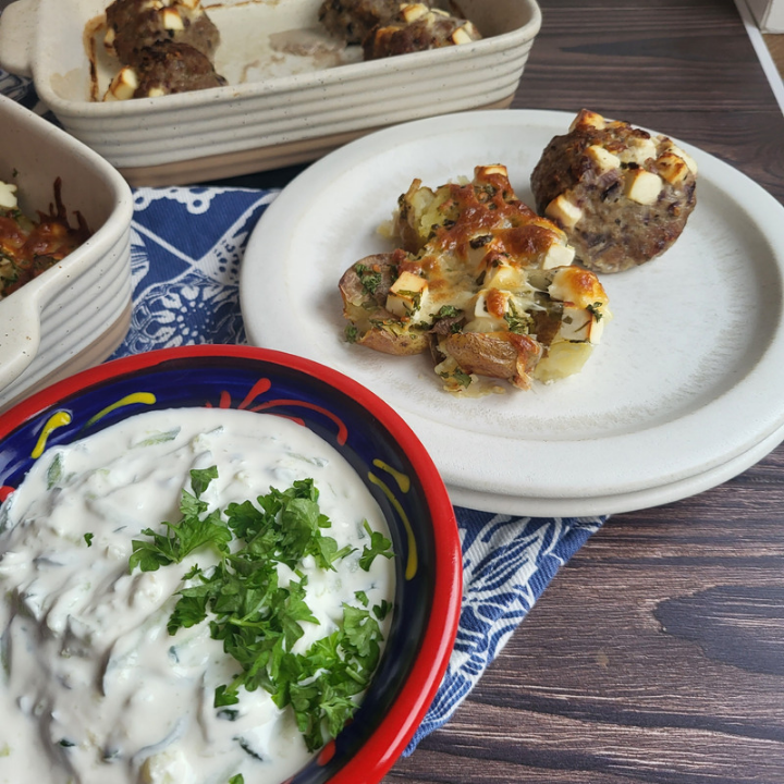 Græsk farsbrød med feta og knuste kartofler med feta, hvidløg og persille