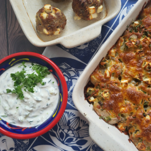 Græsk farsbrød med feta og knuste kartofler med feta, hvidløg og persille