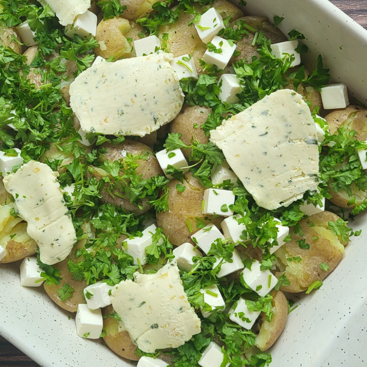 Græsk farsbrød med feta og knuste kartofler med feta, hvidløg og persille