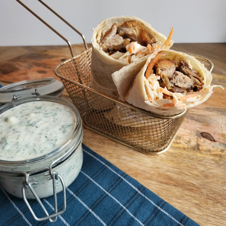 Wraps med spareribs, coleslaw og hjemmelavet hvidløgsdressing