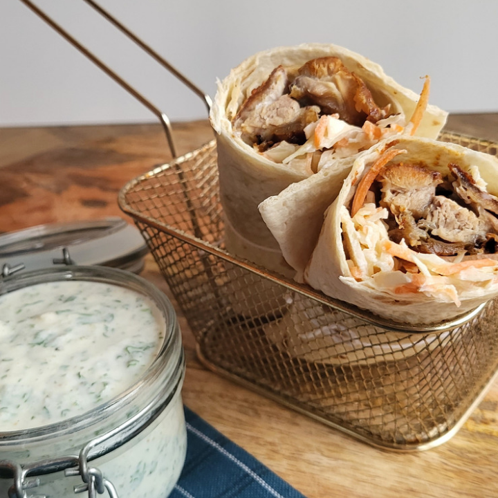 Wraps med spareribs, coleslaw og hjemmelavet hvidløgsdressing