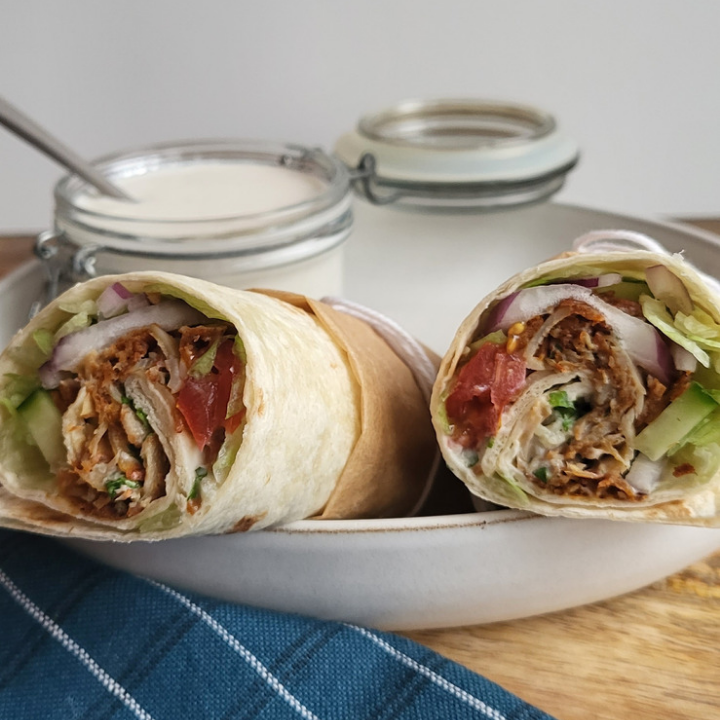 Wraps med kylling kebab, hjemmelavet kebabdressing og salat