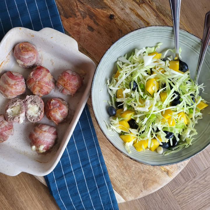 Farsbrød med ostekerne og spidskålssalat med mango