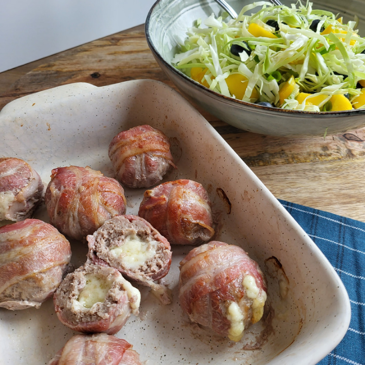 Farsbrød med ostekerne og spidskålssalat med mango