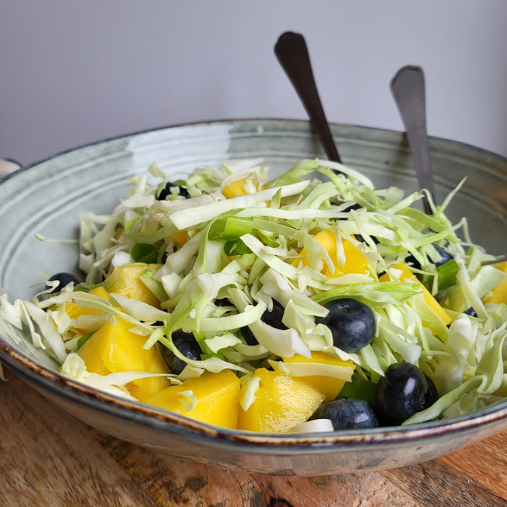 Farsbrød med ostekerne og spidskålssalat med mango