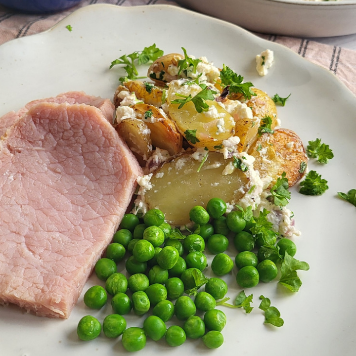 Ovnstegte kartofler med feta og kogt hamburgerryg