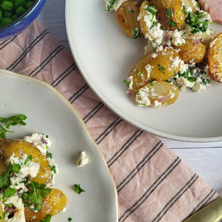 Ovnstegte kartofler med feta og kogt hamburgerryg