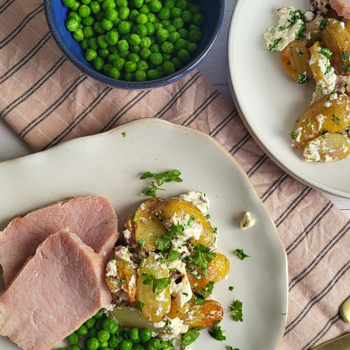 Ovnstegte kartofler med feta og kogt hamburgerryg