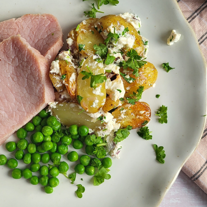 Ovnstegte kartofler med feta og kogt hamburgerryg