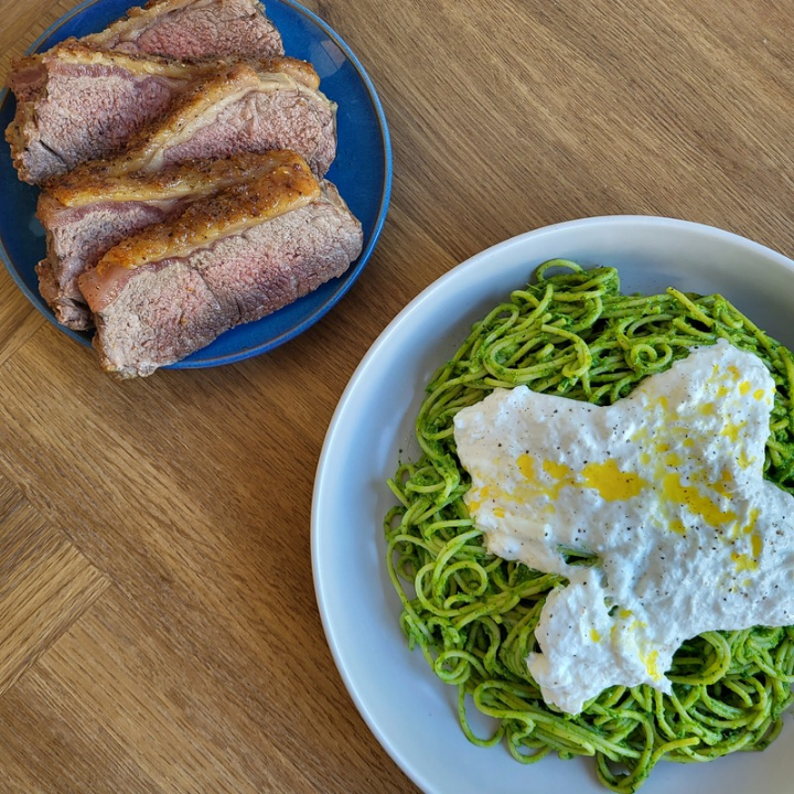 Helstegt entrecote i ovn og spaghetti med avocado creme og buratta