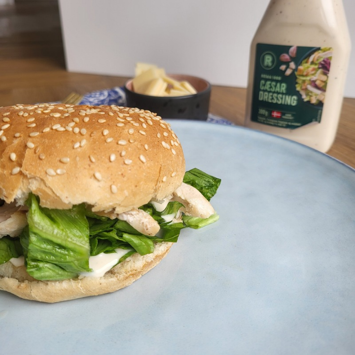 Cæsar burger med kylling, parmesanost og cæsardressing