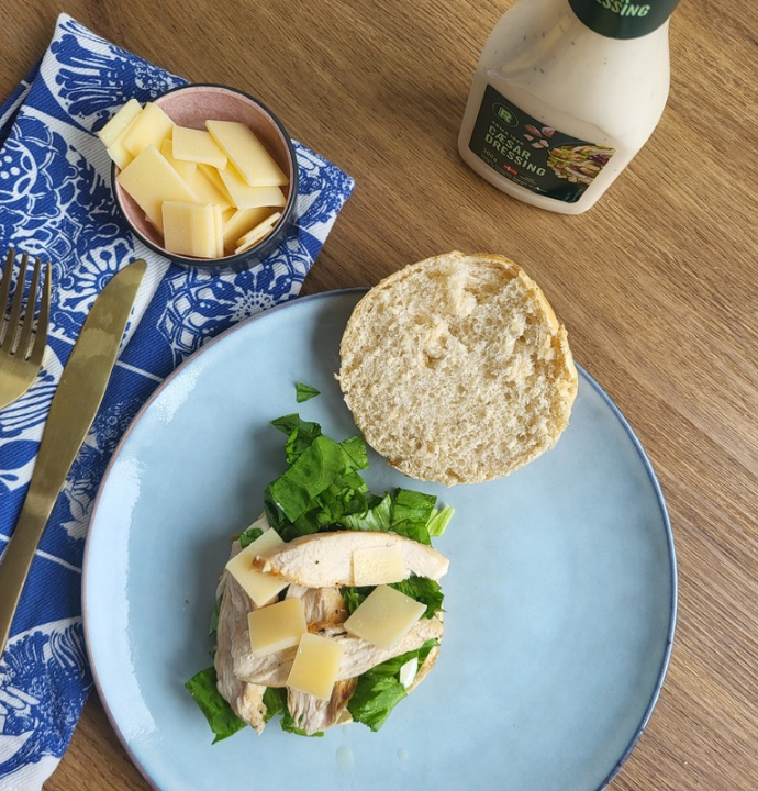 Cæsar burger med kylling, parmesanost og cæsardressing