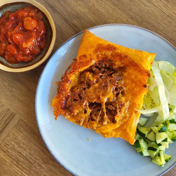 Omvendt sprød butterdej med taco fyld, cheddarost og salsa