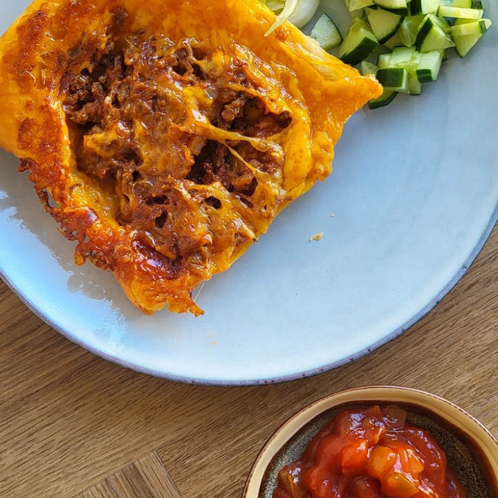 Omvendt sprød butterdej med taco fyld, cheddarost og salsa