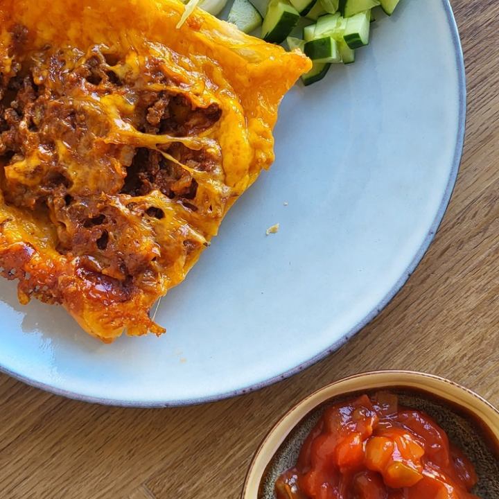 Omvendt sprød butterdej med taco fyld, cheddarost og salsa