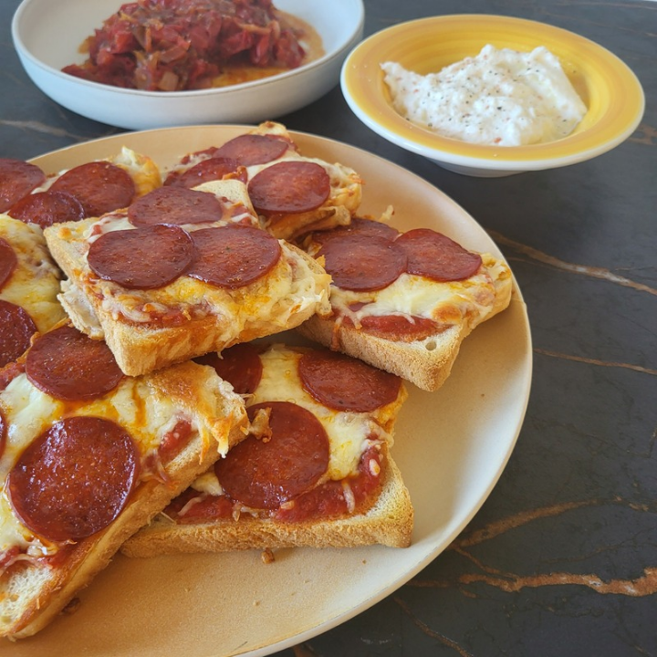 Pizzatoast med stegte tomater og burrata